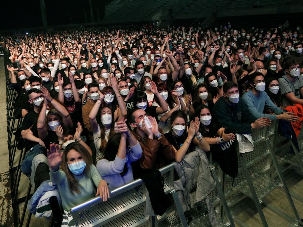 Una imagen de los asistentes al concierto, agrupados y con mascarillas.