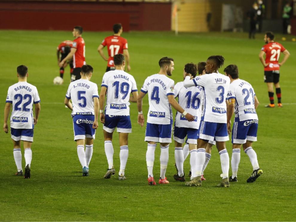 Los futbolistas del Real Zaragoza celebran el 1-1 logrado por Narváez en la segunda mitad.