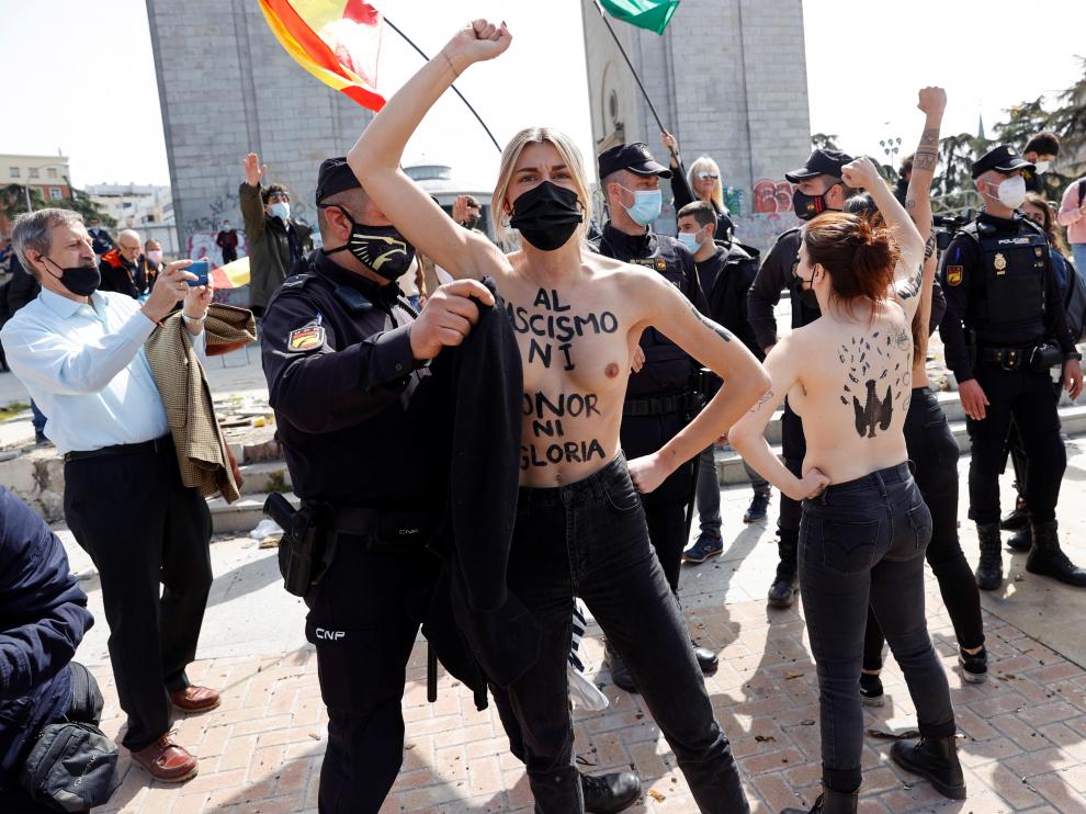 Activistas de Femen irrumpen en un acto de afirmación nacional de colectivos franquistas