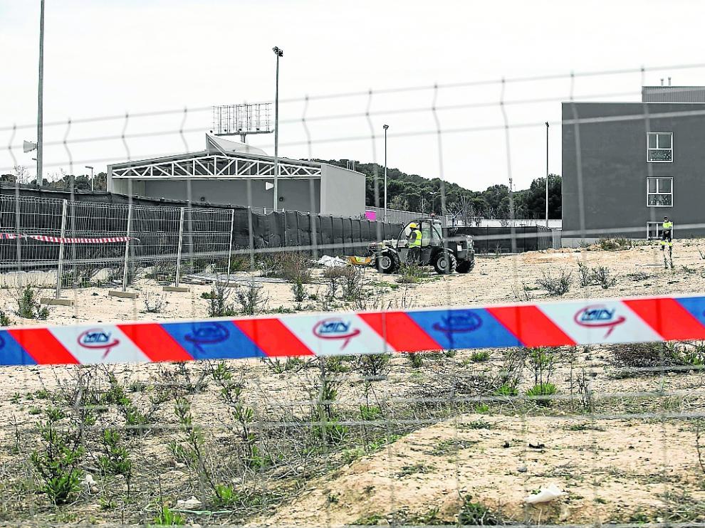 Los operarios adecúan el terreno para iniciar la construcción del nuevo aulario en Parque Venecia.