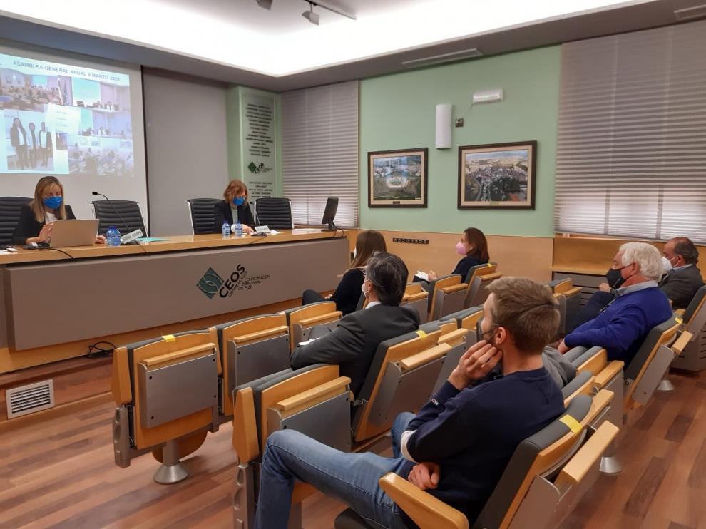Asistentes a la asamblea anual de la FAC celebrada este viernes en Huesca.