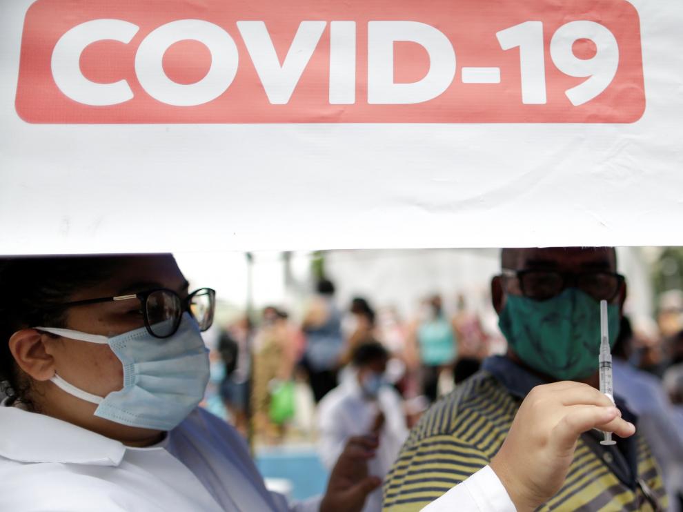 Ciudadanos esperan por horas para recibir la vacuna contra la Covid-19