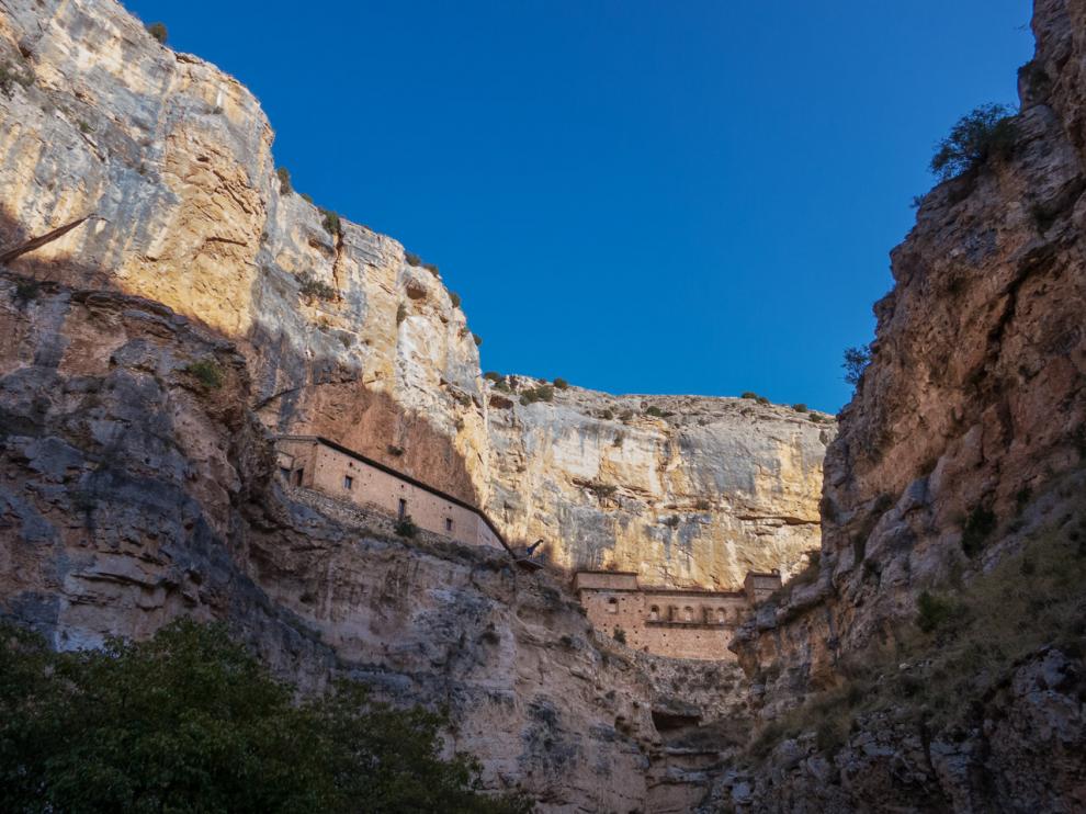 Entrada al barranco de la Hoz Seca con el Santuario de la Virgen de Jaraba en la pared