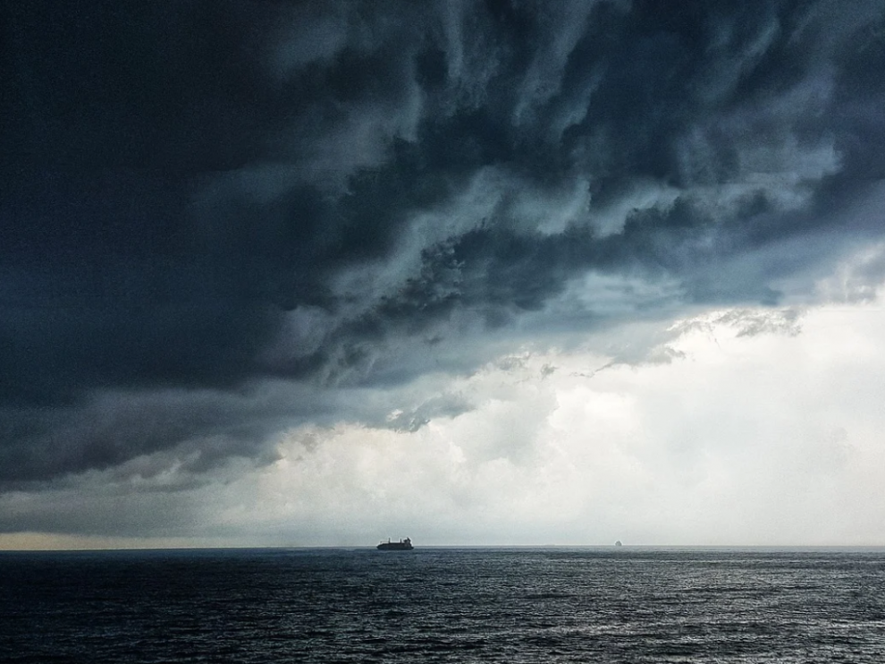 Foto de archivo de una tormenta sobre el oceano