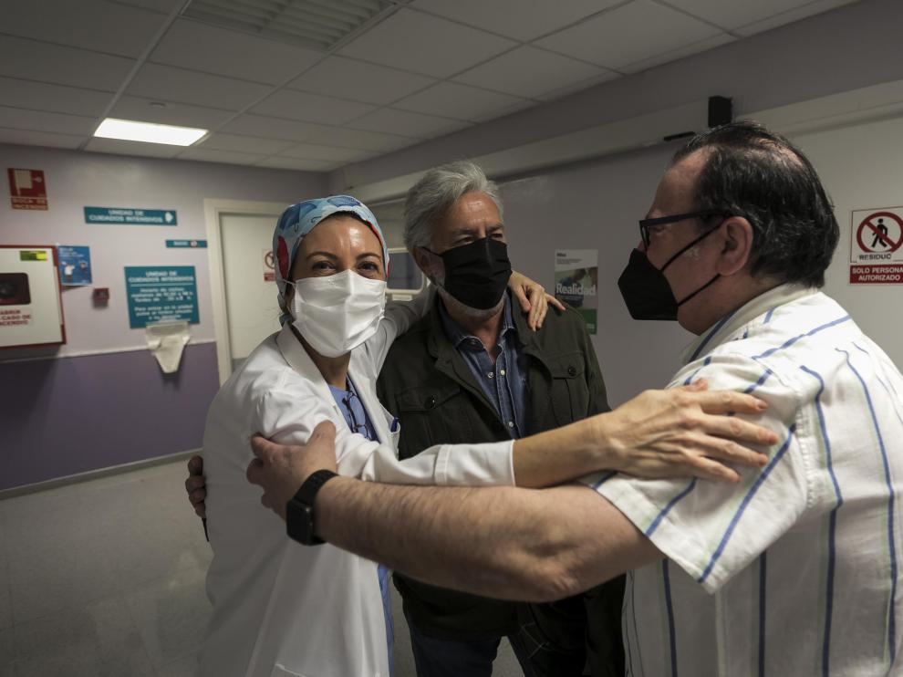 La doctora Elena Campos saluda a Gonzalo Nadal (en el centro) y Ángel Pérez, primeros en dejar la uci del Royo hace un año.