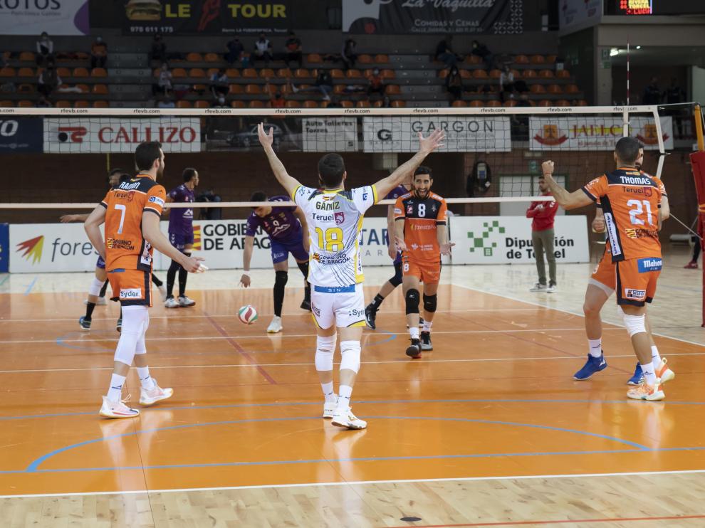 Tercer partido del 'play off' de cuartos de final de la Superliga de voleibol entre el CV Teruel y ConectaBalear CV Manacor