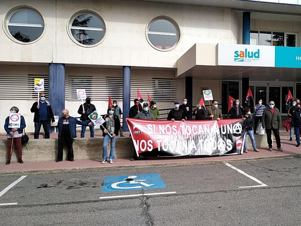 Concentración de trabajadores frente al hospital San Jorge de Huesca para protestar por "incumplimientos laborales" de la empresa Transalud.