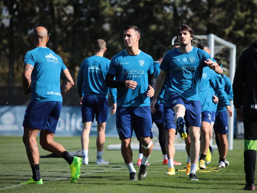 Los jugadores de la SD Huesca, durante el entrenamiento de este martes.