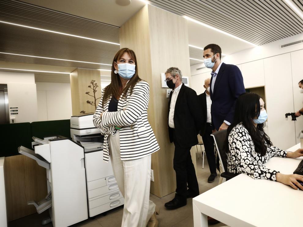La consejera de Sanidad, Sira Repollés, este martes en la visita a la sede aragonesa de la Asociación Española contra el Cáncer.