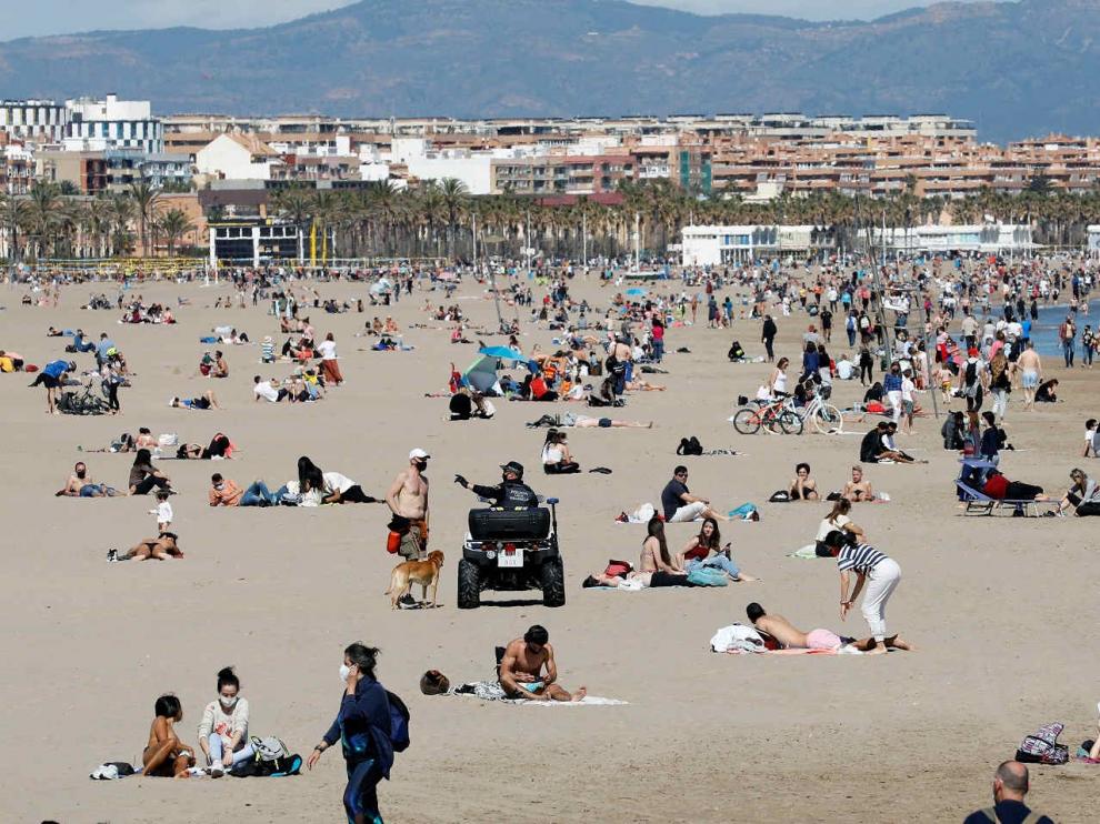 Miles de personas de personas en la playa de la Malvarrosa y el aseo Marítimo de Valencia