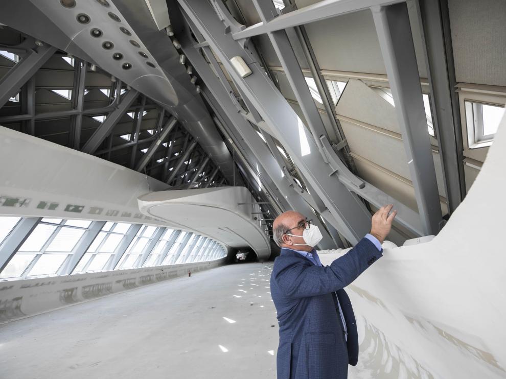 Supervisión detallada. El director técnico de Expo Empresarial, Alfonso Pérez, muestra los tornillos de la perfilería de los vidrios ahora instalados, en cuya elección llegó a intervenir el despacho de Zaha Hadid.