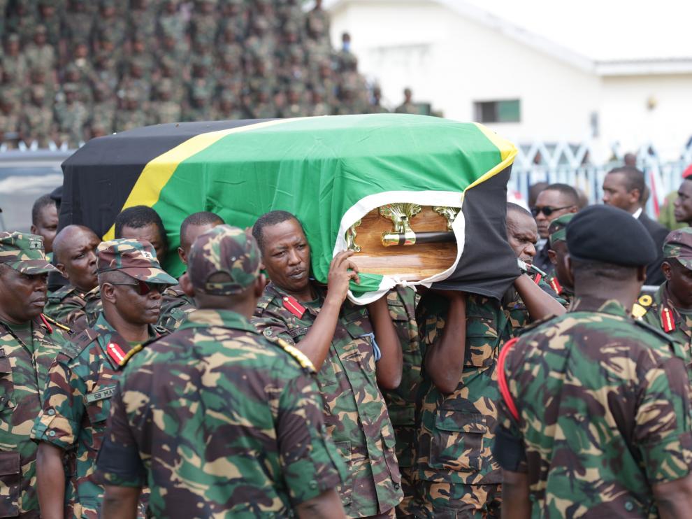 Varios militares portan los restos del presidente John Magufuli