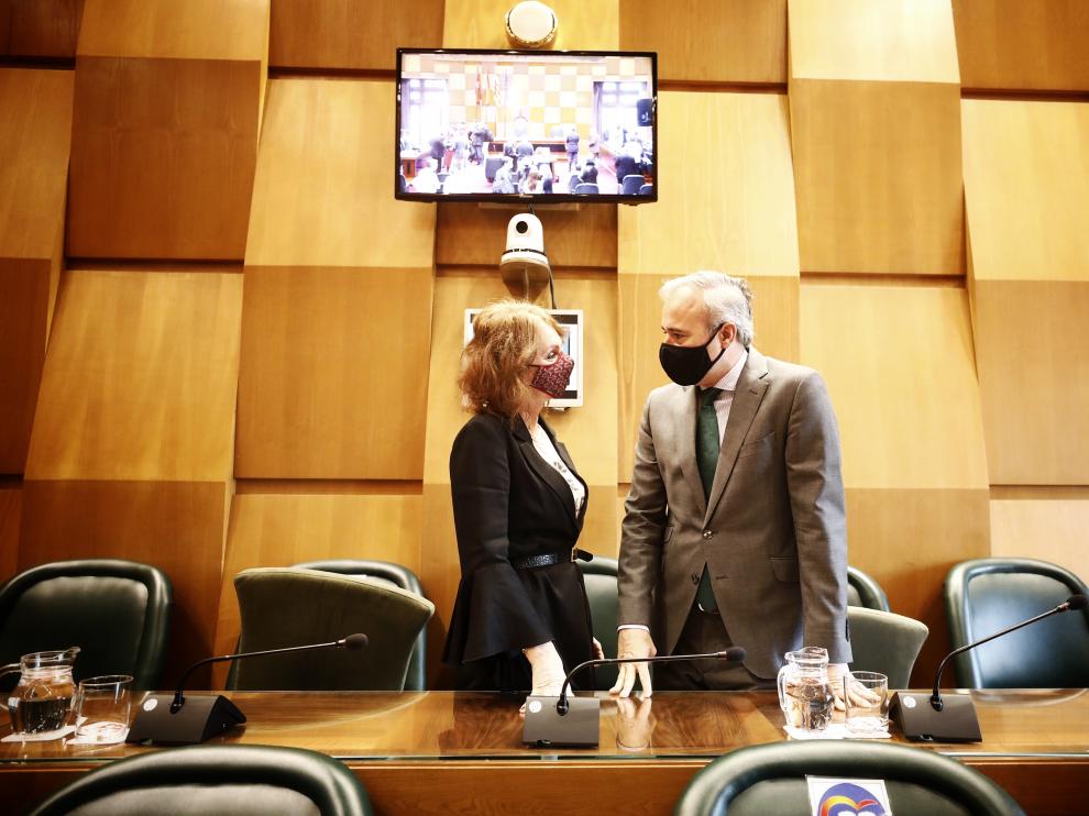 El alcalde de Zaragoza, Jorge Azcón, y la concejal de Cs, Carmen Herrarte, antes de comenzar el pleno de este miércoles.