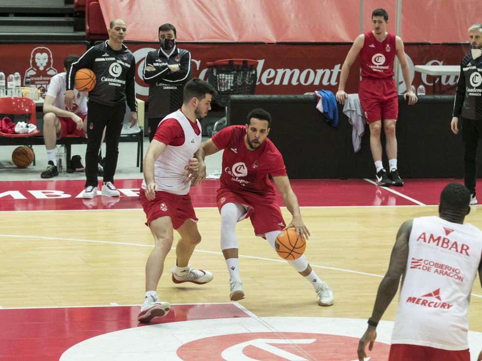 Elias Harris es defendido por Jonathan Barreiro durante un entrenamiento.