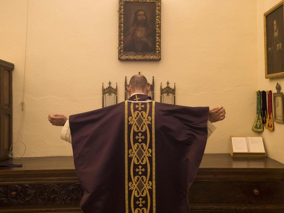 Jaime Urbizu, de 28 años, durante su misa en Muel. Además es el párroco de Mozota, Mezalocha y Villanueva de Huerva.