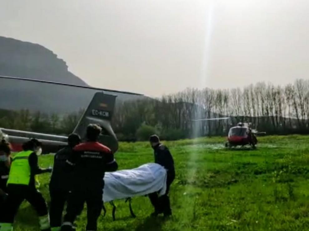 Un momento del rescate del montañero, aún con vida, en la sierra de Aralar.
