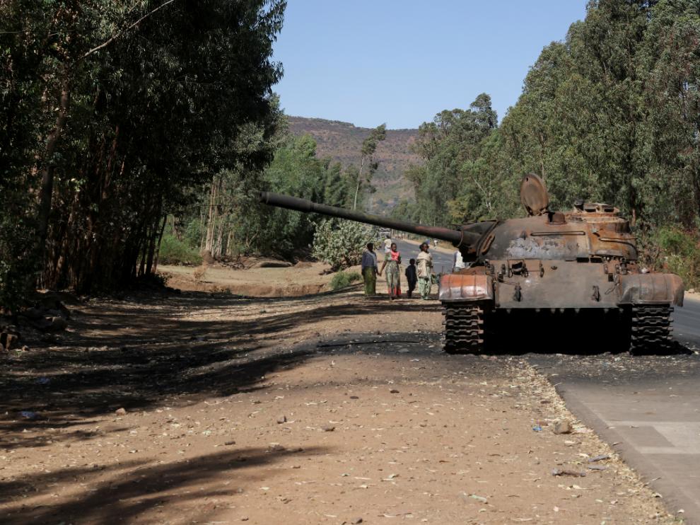 Un tanque quemado en una carretera de Etiopía.