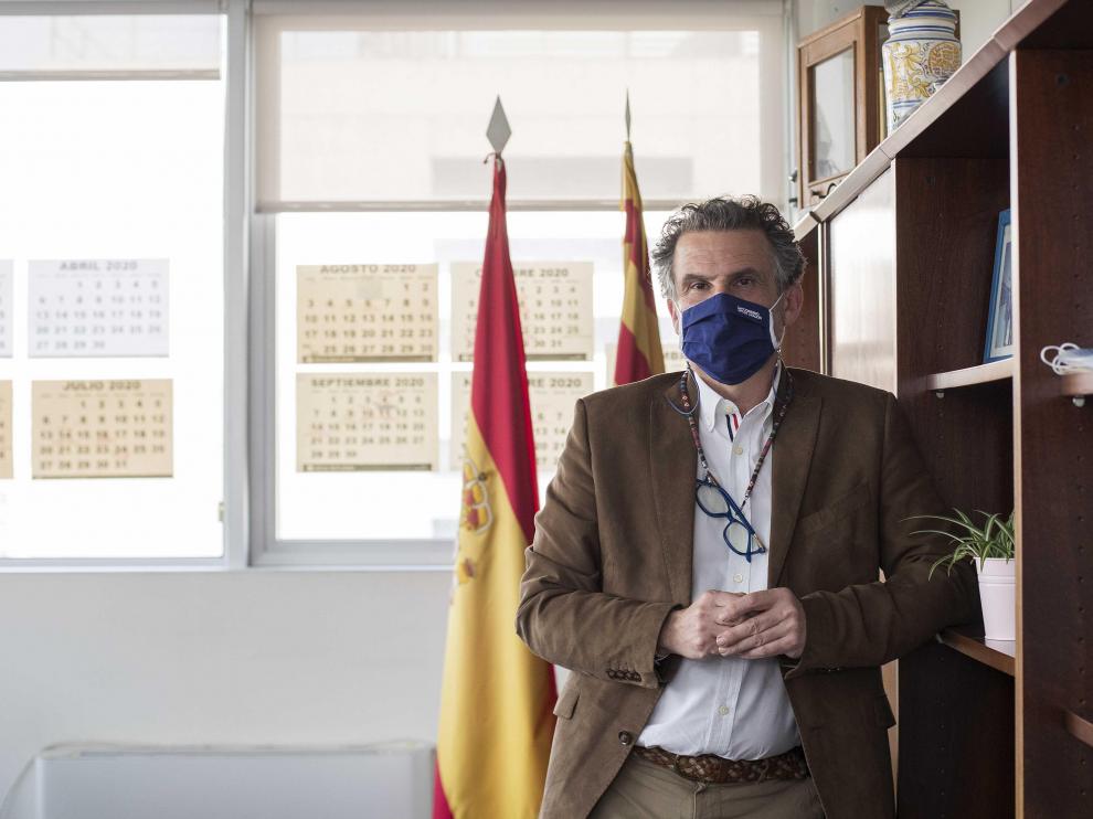 El director general de Salud Pública, en su despacho en la sede de la Consejería.
