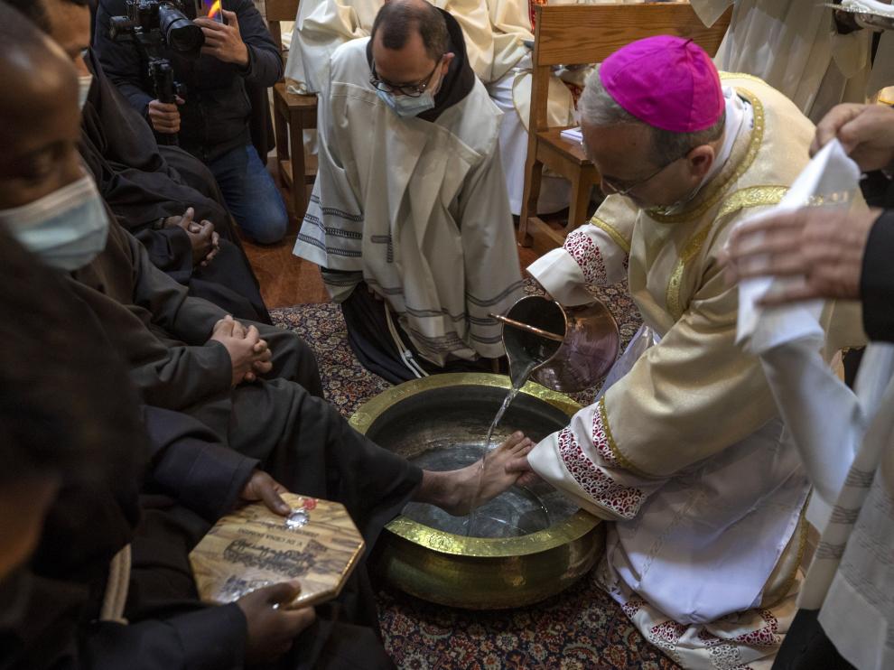 El patriarca latino de Jerusalén, Pierbattista Pizzaballa, en el Lavado de Pies, en Jueves Santo.