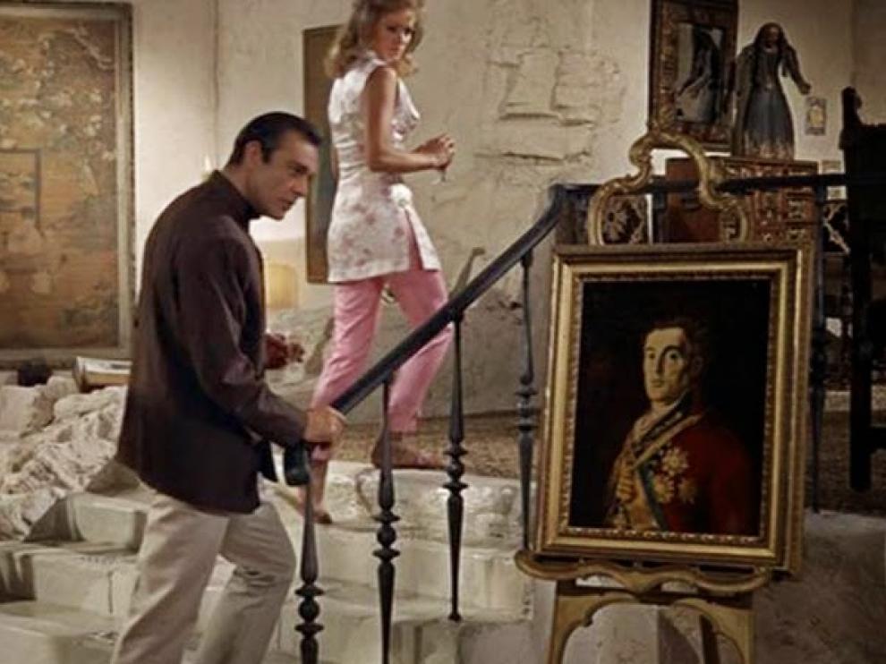 Sean Connery contempla el 'Retrato del Duque de Wellington' de Goya, en 'Agente 007 contra el Dr. No'