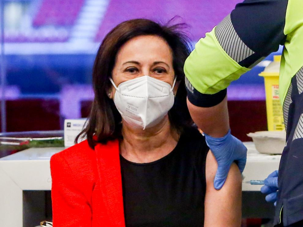 Margarita Robles recibe la primera dosis de la vacuna de Astrazeneca