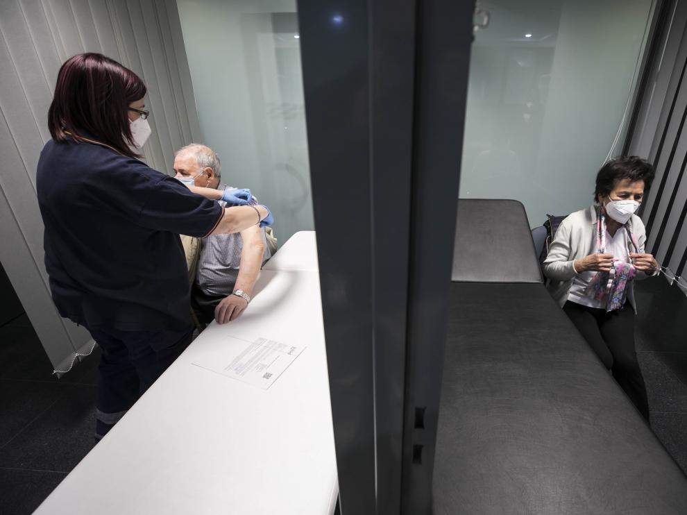 Vacunación de mutualistas mayores de 80 años en el 061 Aragón, en Zaragoza.