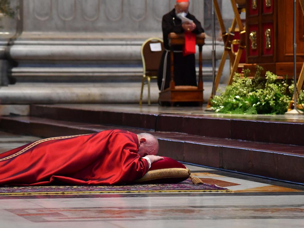 El Papa, postrado ante el altar de la basílica de San Pedro, este Viernes Santo.