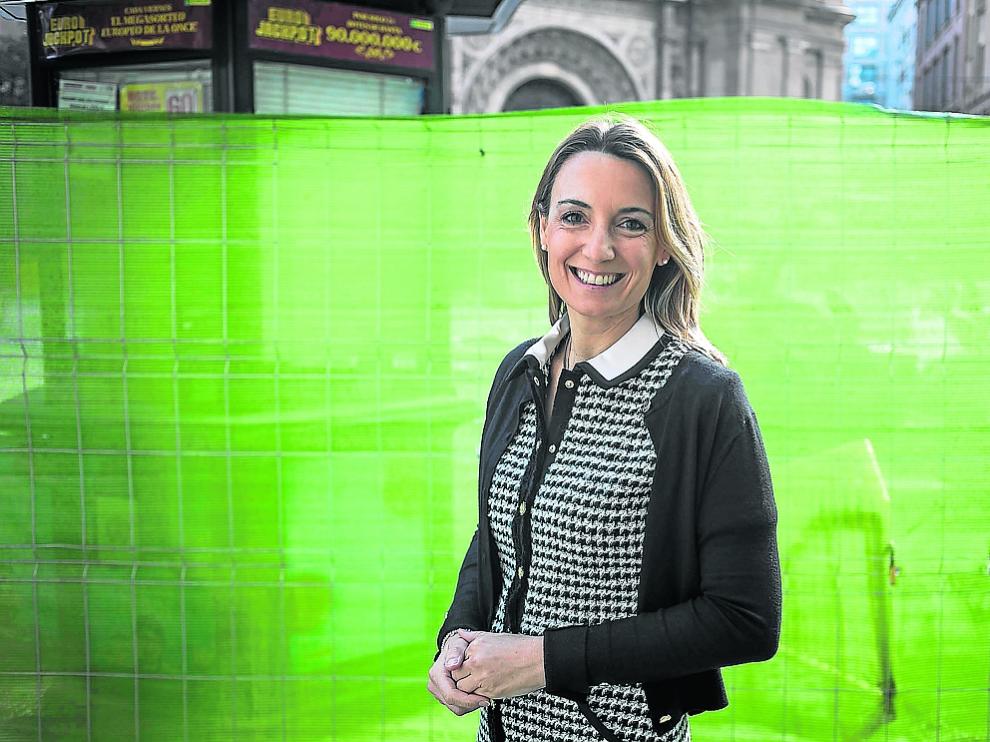 Patricia Ramírez, junto a la plaza de Santa Engracia, en obras, de Zaragoza.