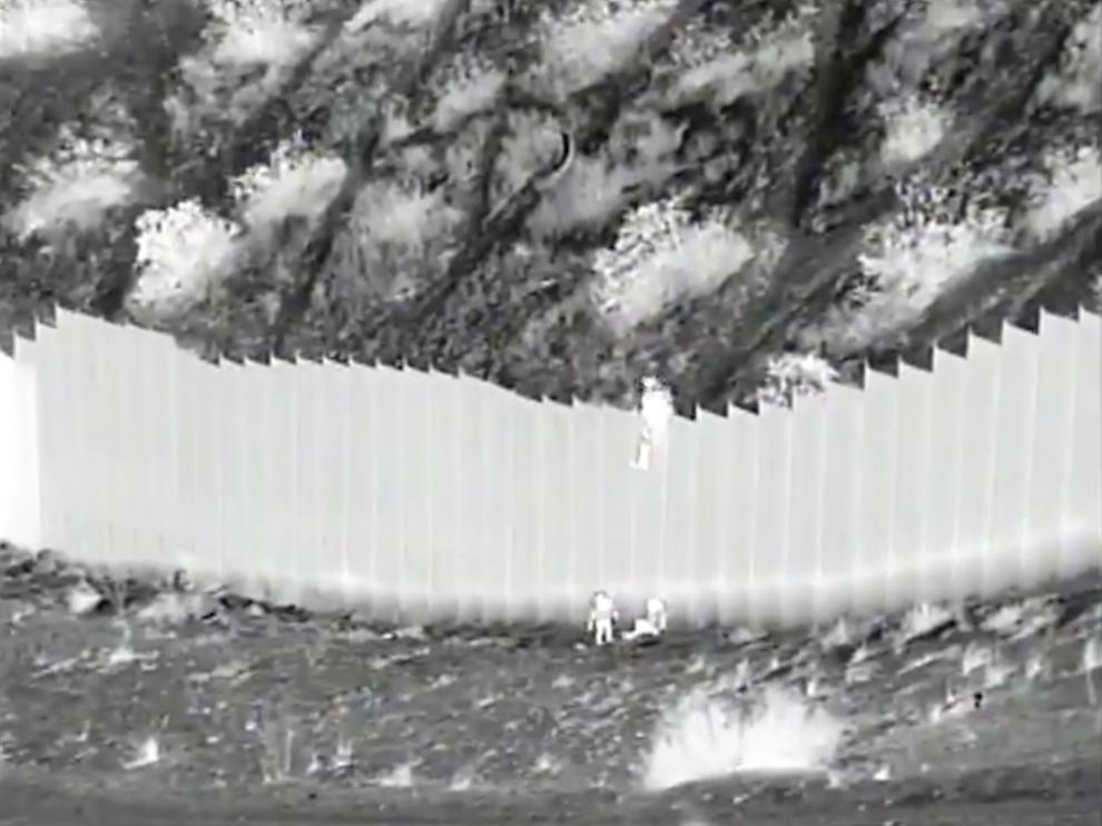 Smugglers drop toddlers over border barrier in New Mexico desert