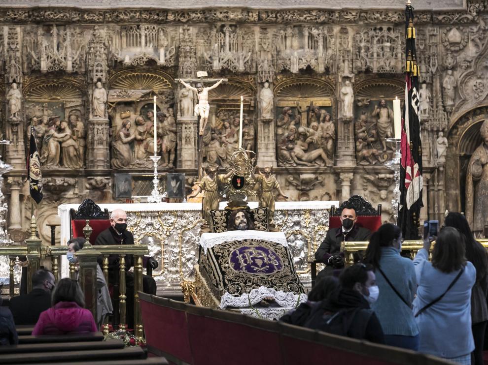 El Cristo de la Cama ha estado expuesto en el Pilar entre este Viernes Santo, al término de los oficio litúrgicos y este Sábado Santo, a las 13.30.