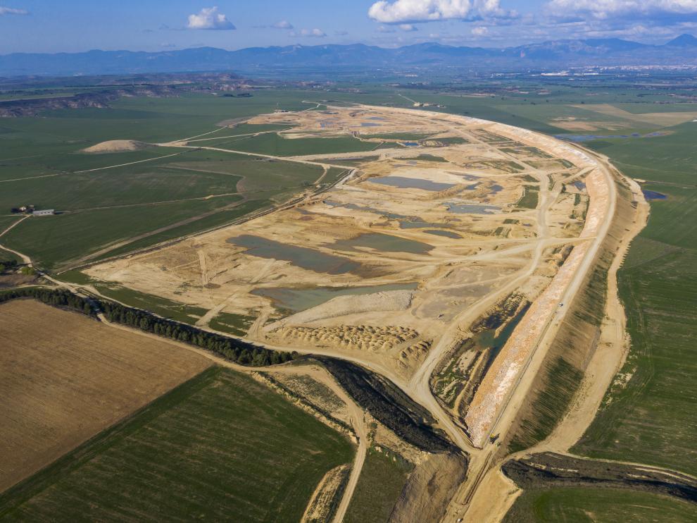 En la imagen aérea la presa de 4 kilómetros de longitud, una de las que cerrará el embalse.