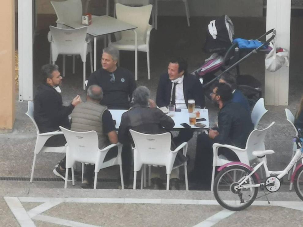 Foto de la mesa con seis personas que el alcalde de Cádiz ha compartido en sus redes