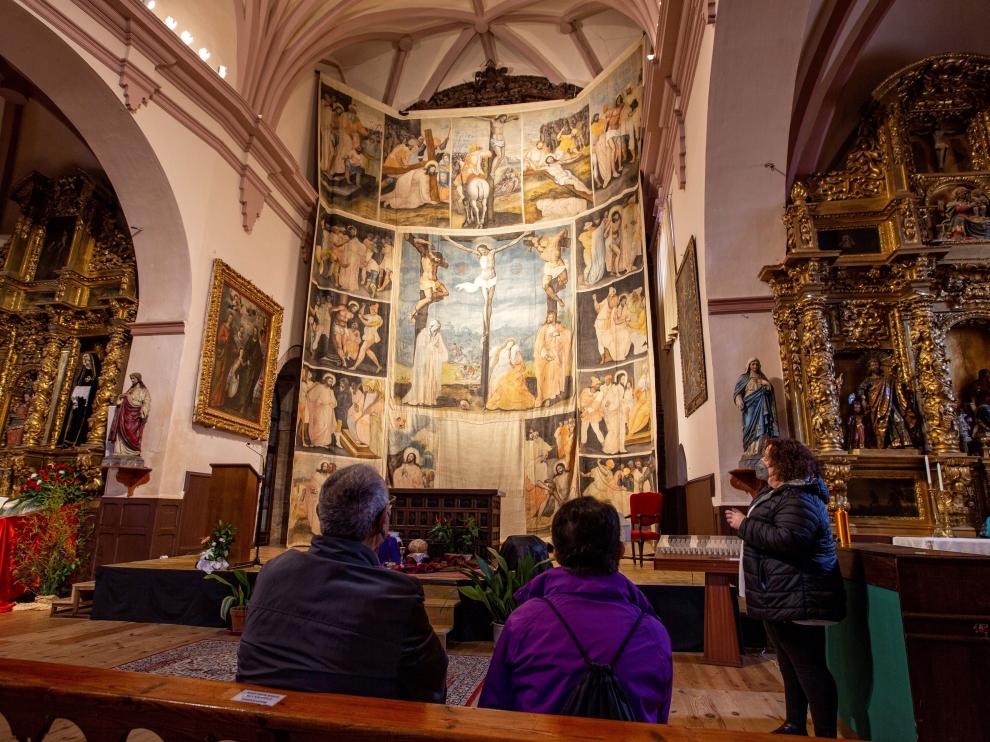 La Sarga, colgada en el altar de la iglesia de Villoslada de Cameros.
