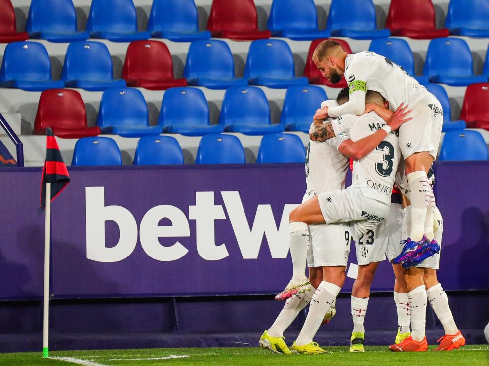 Los jugadores de la SD Huesca celebran el primero de sus goles ante el Levante.