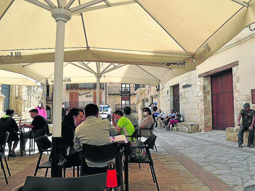 Numerosos visitantes, el viernes, en la plaza de Beceite, en la comarca turolense del Matarraña.