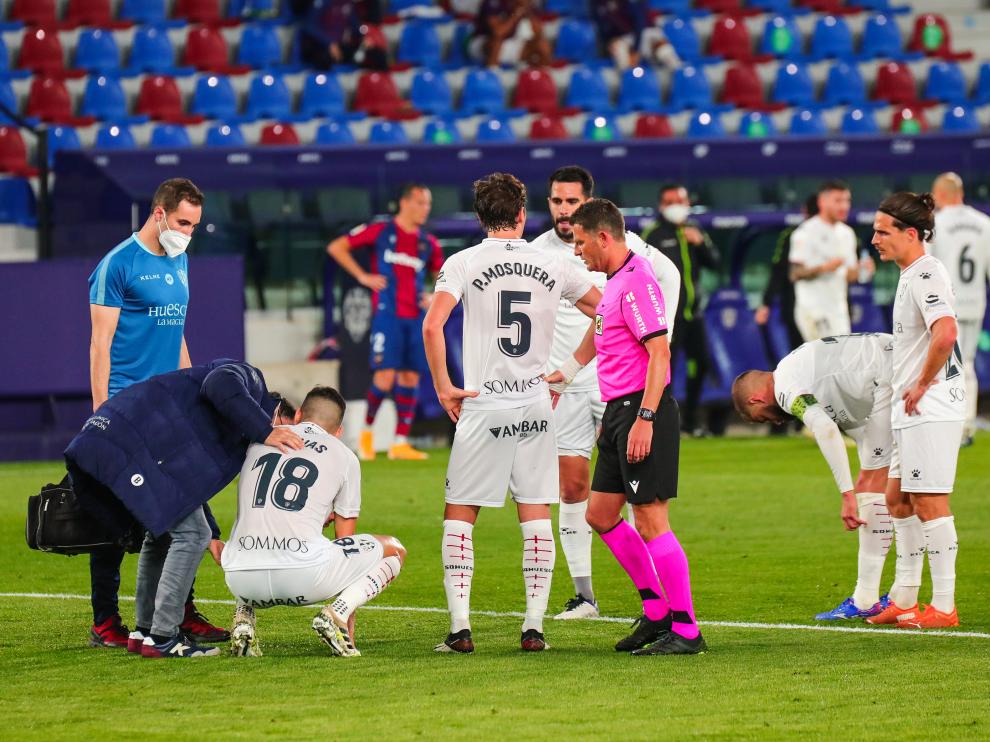 Siovas es atendido por el doctor Sarasa durante el encuentro ante el Levante.