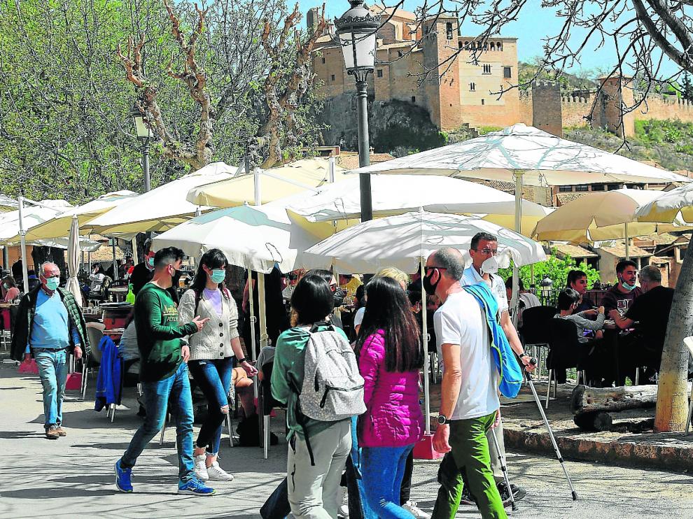 Turistas este viernes en las calles de Alquézar.