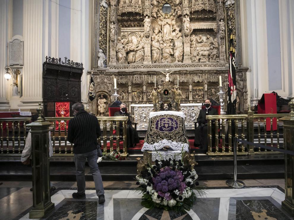 Veneración a la imagen del Cristo de la Cama en el Pilar