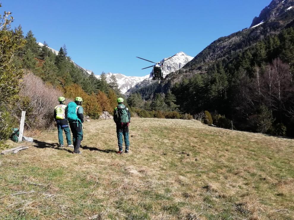 En el operativo participan patrullas a pie y el helicóptero.