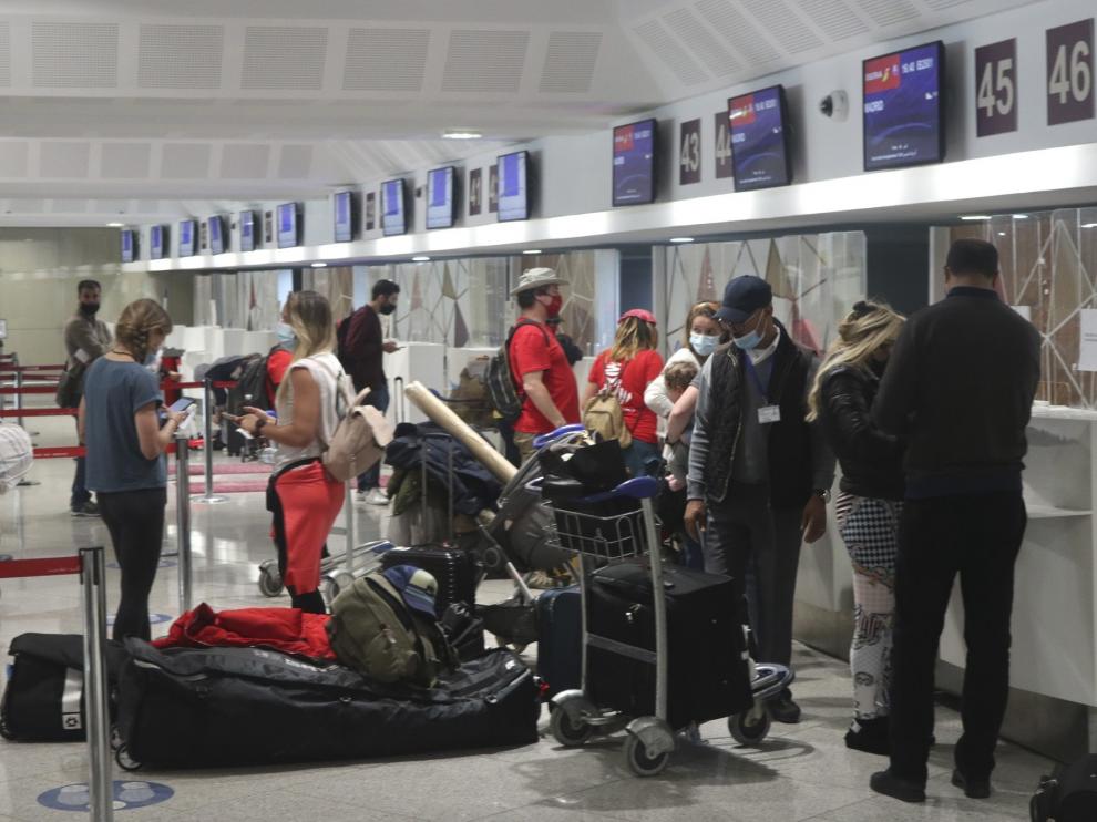 Españoles en el aeropuerto de Casablanca, esperando ser repatriados