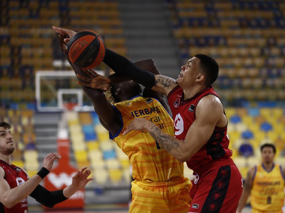 Jacob Wiley, pívot del Casademont Zaragoza, impide el lanzamiento de Khalifa Diop en el partido del pasado sábado en Gran Canaria.