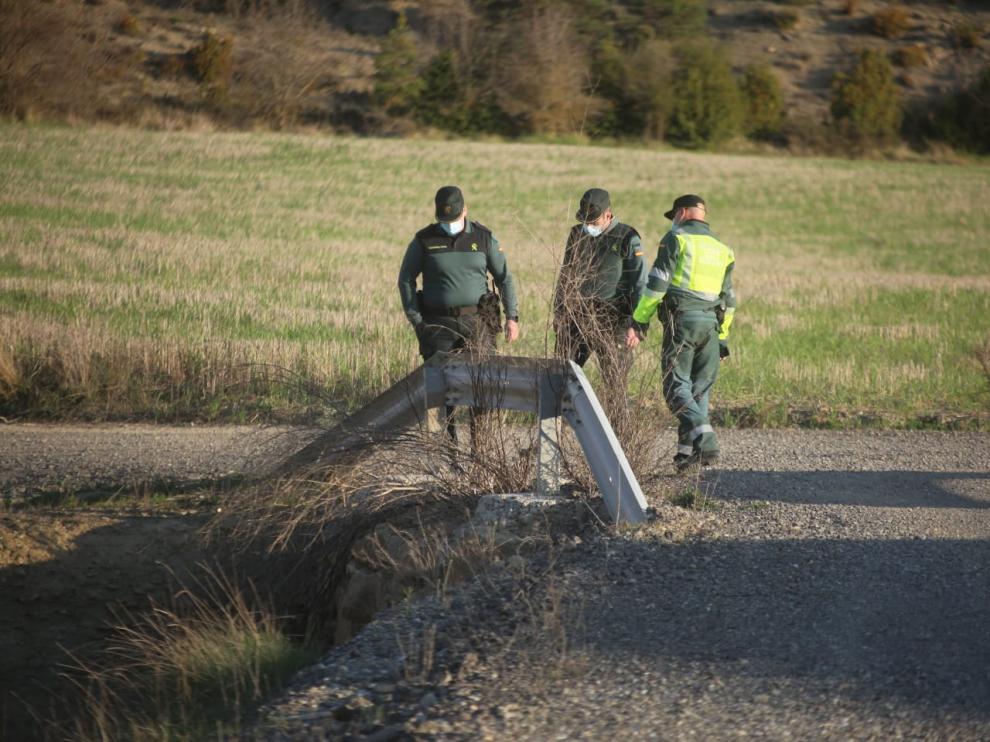 Los guardias, en la zona donde apareció el artefacto.