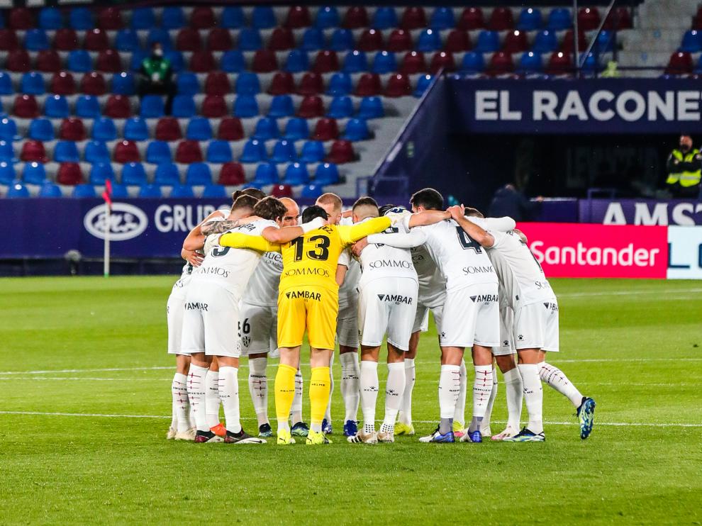 Los jugadores de la SD Huesca, reunidos durante el partido ante el Levante.