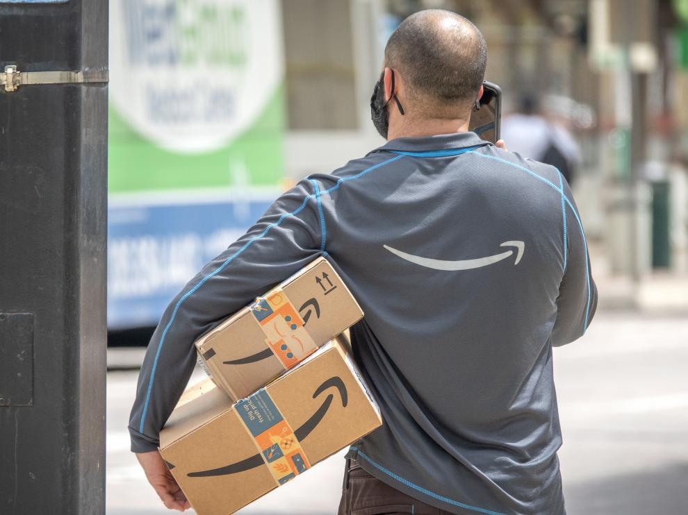 Un repartidor de Amazon en Miami (Estados Unidos).