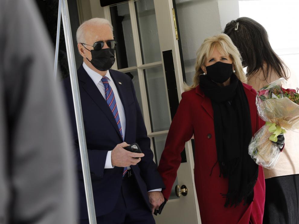Washington (Usa), 02/04/2021.- US President Joe Biden (L) and first lady Jill Biden walks out from the White House in Washington, DC, USA, 02 April 2021 before their departure to Camp David for Easter weekend. (Estados Unidos) EFE/EPA/Yuri Gripas / POOL US President Joe Biden and first lady Jill Biden depart for Easter weekend at Camp David