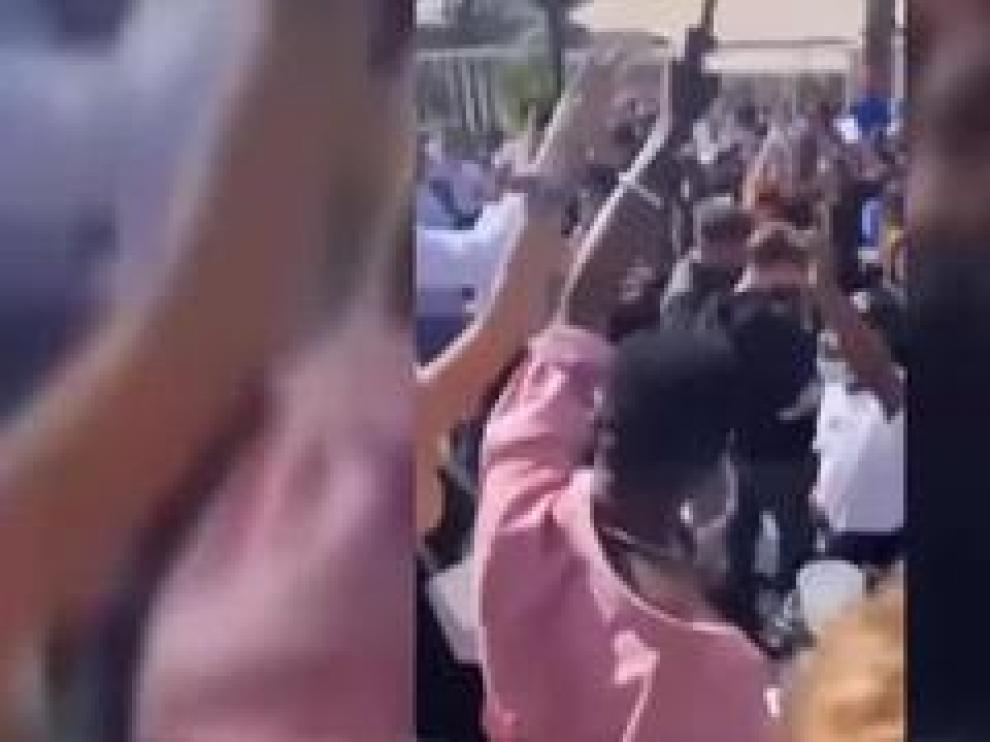 La policía tuvo que desalojar el parking donde estaban celebrando una fiesta ilegal cuatrocientos jóvenes que habían salido de un local y seguían de juerga en la calle
