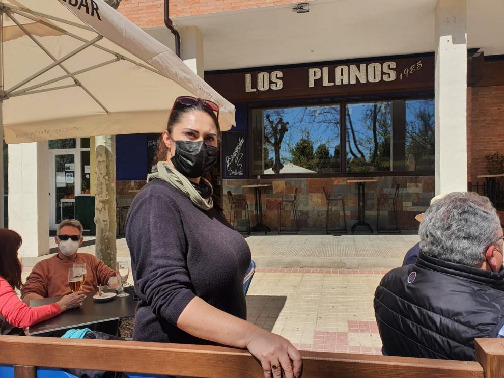 Alejandra Opris, encargada de Los Planos 1985, en el barrio de la Fuenfresca de Teruel.