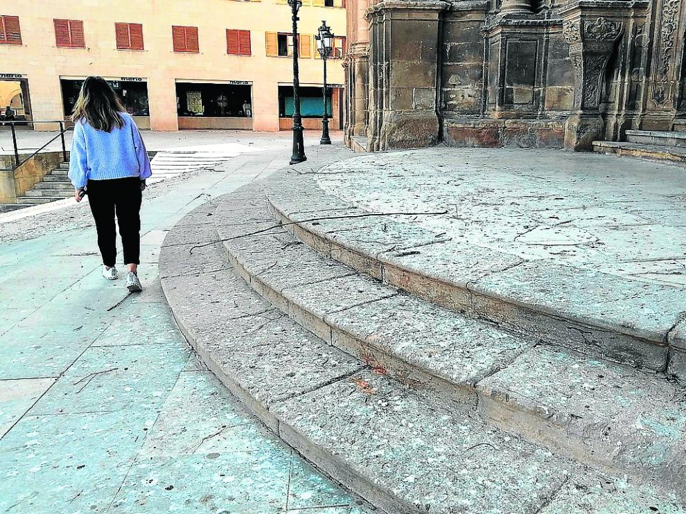 Aspecto de la entrada principal de la iglesia parroquial de Alcañiz, con ramas y suciedad.