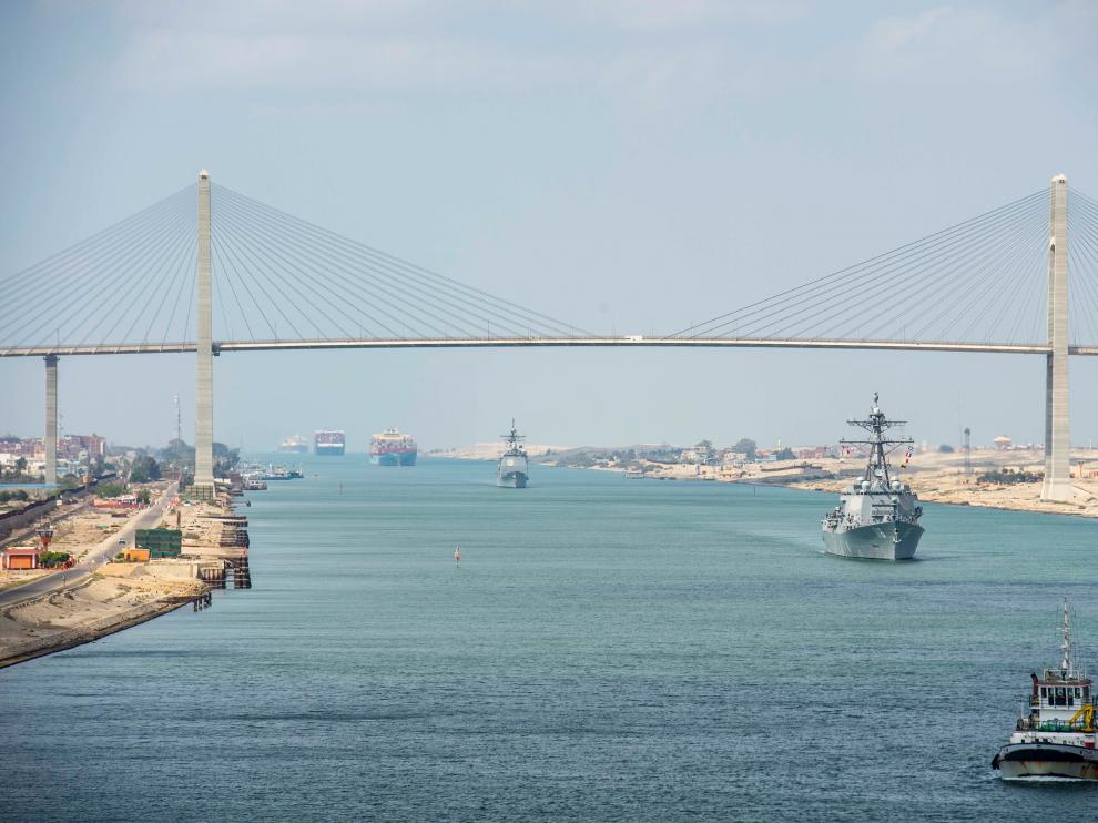 Barcos atravesando el canal tras quedar desbloqueado