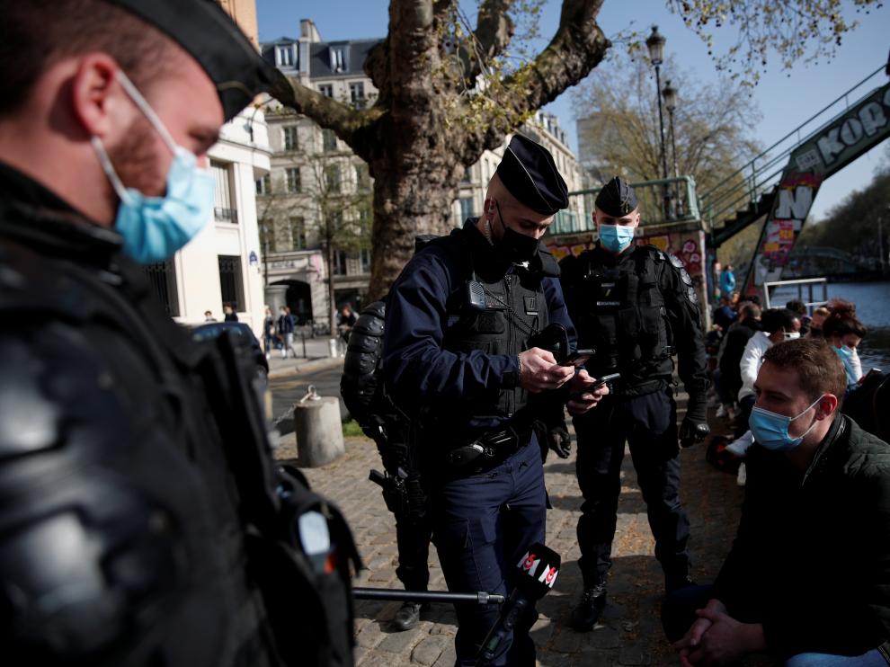 Controles policiales en París por las restricciones de la pandemia.